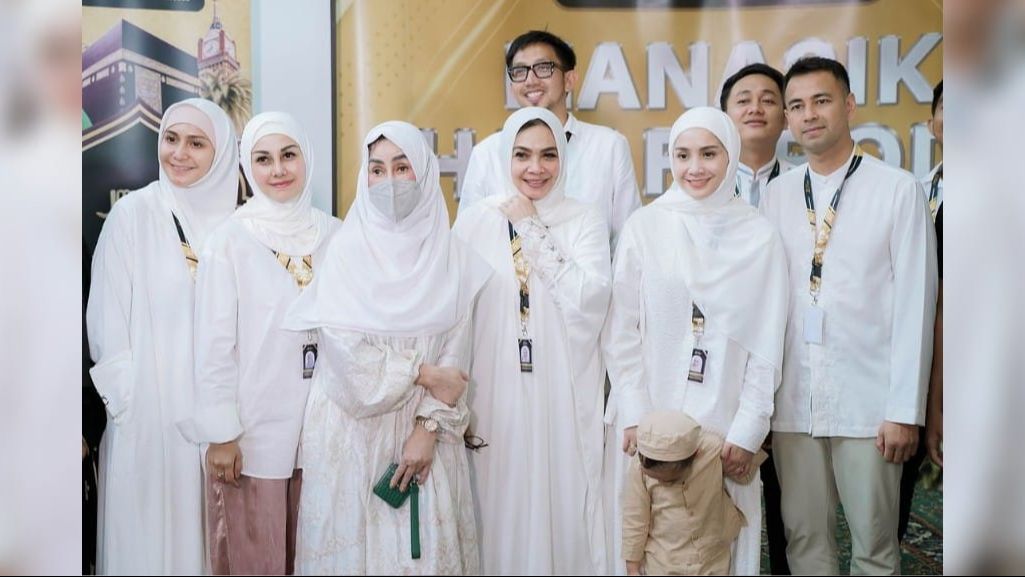 Bikin Pangling! Foto-foto Nisya Ahmad Tampil Berhijab saat Kegiatan Manasik Haji, Akan Menunaikan Haji Furoda Bersama Keluarga Besar