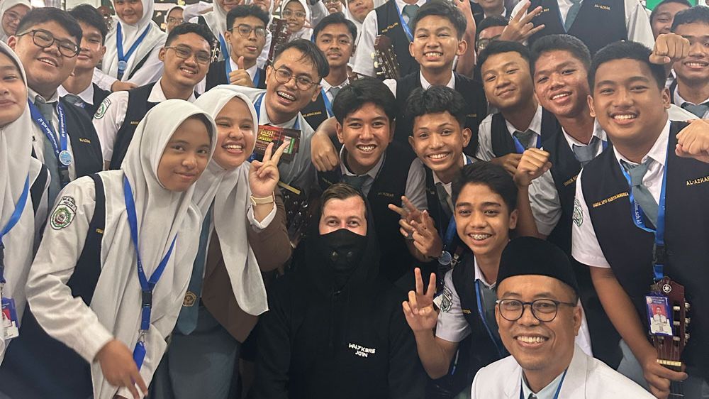 Alan Walker Kunjungi Guru dan Siswa Al-Azhar Medan yang Viral