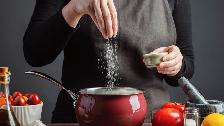 Bahaya Sering Makan Makanan Asin, Bisa Tingkatkan Tekanan Darah