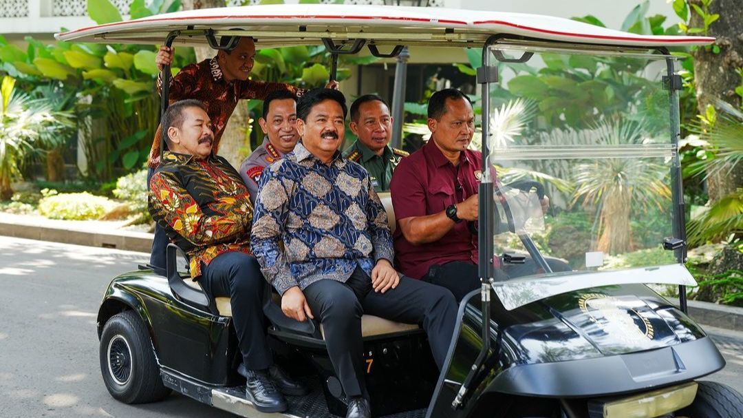 Gaya Satu Menteri Jadi Sorotan saat Jaksa Agung & Kapolri di Mobil Golf Bareng, Ramai Isu Jampidsus Diikuti Densus