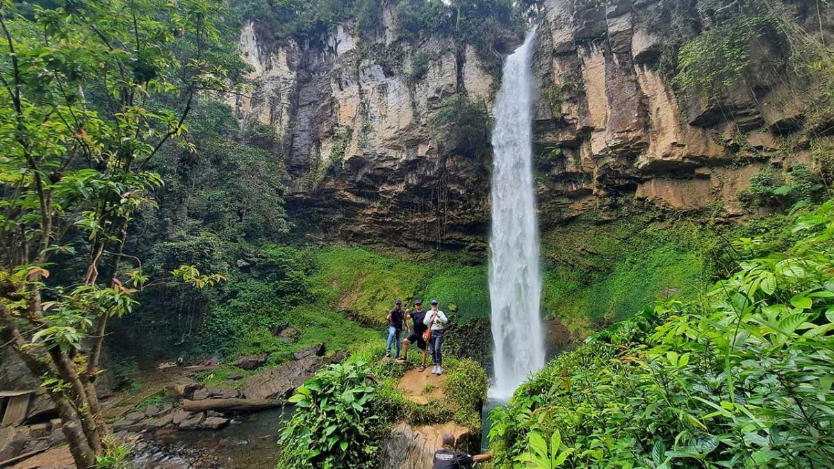 Mengunjungi Air Terjun Putri Malu, Tingginya Mencapai 80 Meter dan Dikelilingi Alam yang Asri