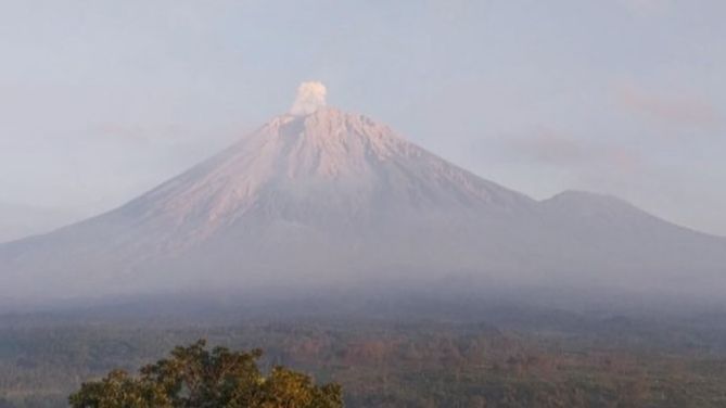 Gunung Semeru Kembali Erupsi, Lontarkan Abu Vulkanik Setinggi 500 Meter