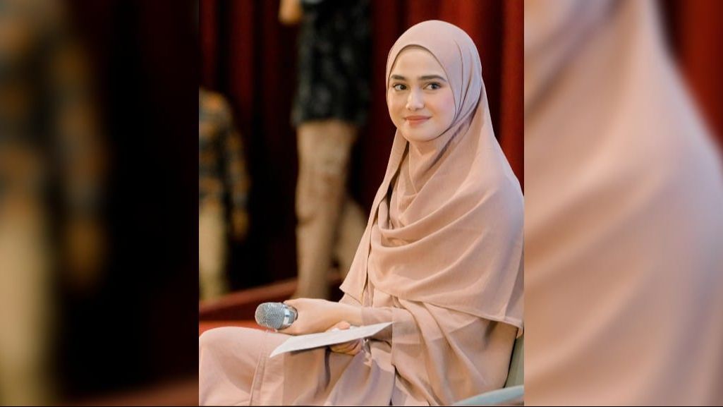 Tampil dengan Busana Hijab Syar'i, ini 7 Potret Syifa Hadju saat jadi Host di Acara Ustaz Hanan Attaki