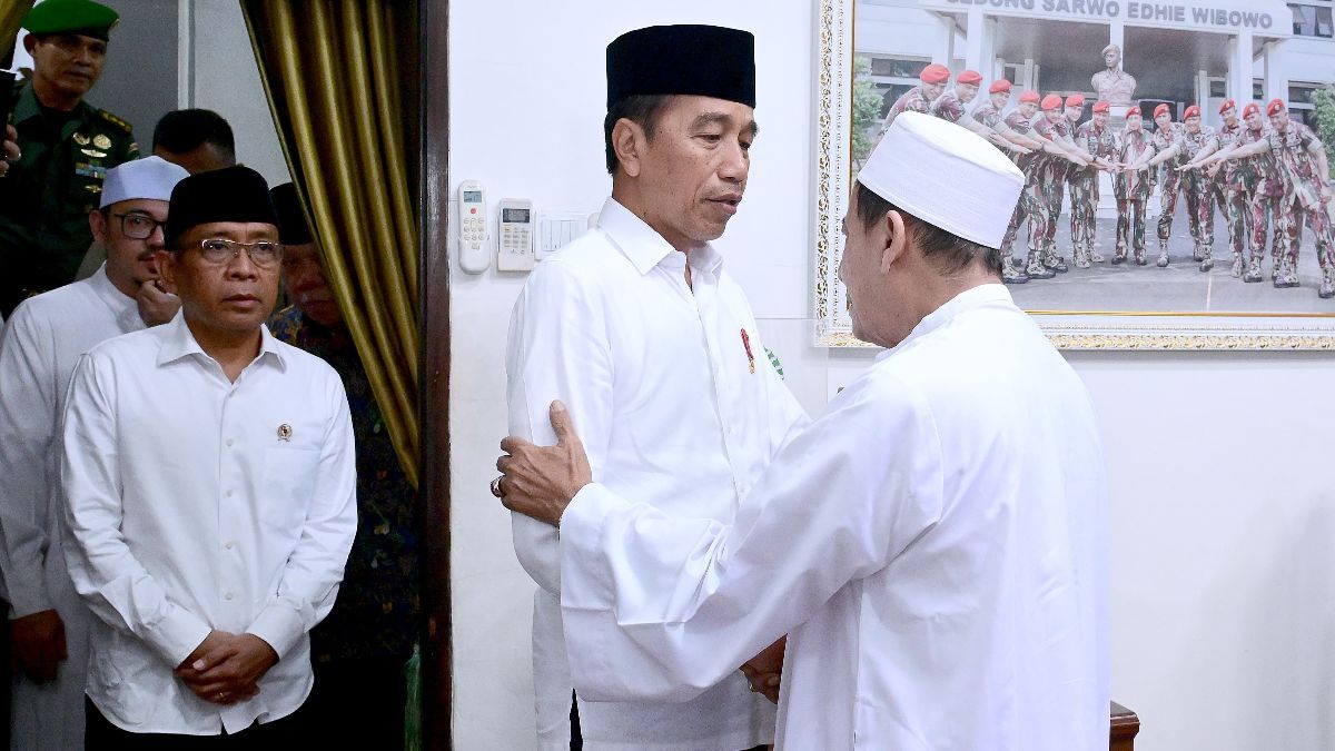 Takziah ke Rumah Duka Almarhumah Istri Habib Luthfi, Jokowi Ikut Salat Jenazah