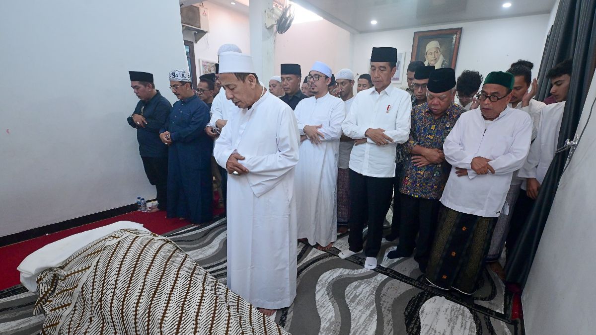 FOTO: Momen Jokowi Takziah ke Rumah Duka Istri Habib Luthfi, Ikut Salatkan Jenazah