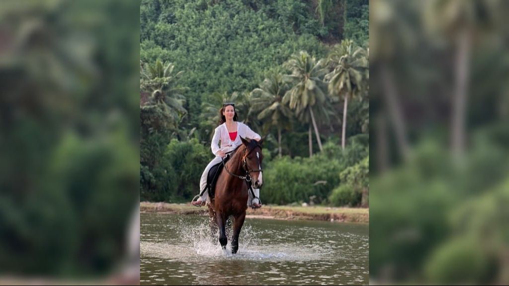 Intip Foto-foto Aksi Pevita Pearce saat Berkuda di Pinggir Pantai, Penampilannya Bikin Salfok