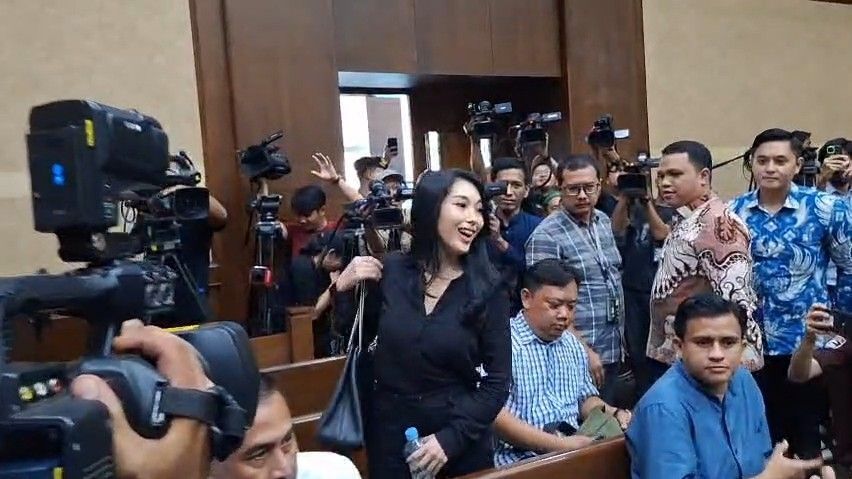 Lambaikan Tangan & Tebar Senyum, Aksi Biduan Nayunda Bikin Pecah Ruang Sidang Gratifikasi SYL