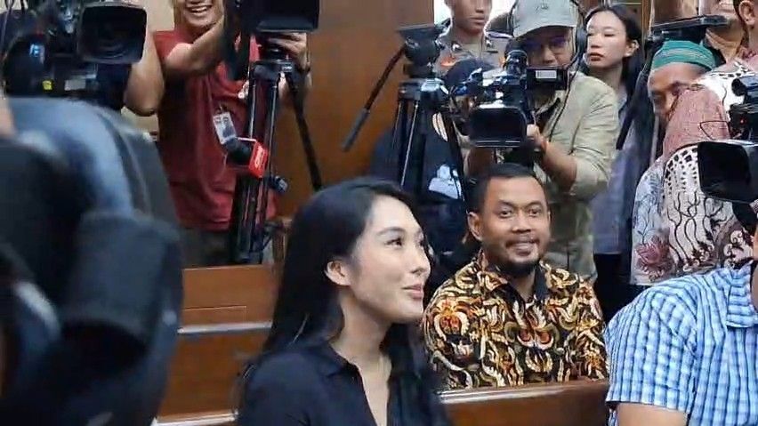 Tawa Pedangdut Nayunda Saat Disindir Hakim Gaji Kecil Sebagai Staf Honorer SYL