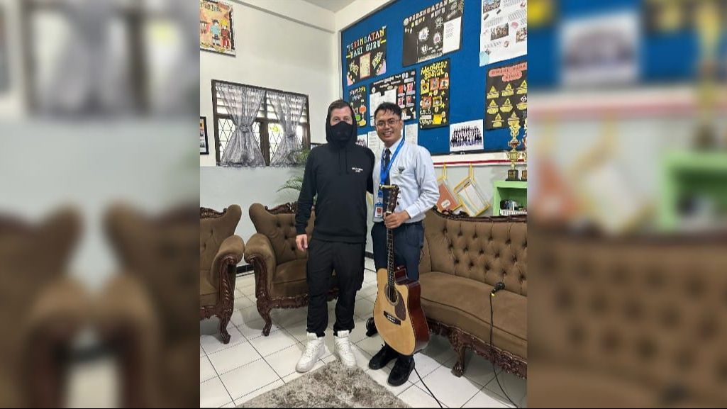 Potret Alan Walker Datang Menemui Guru dan Siswa yang Viral di Medan