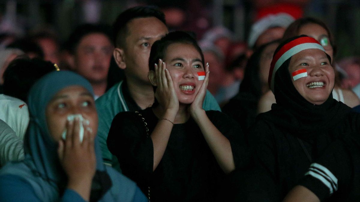 FOTO: Tegang dan Cemas, Begini Ekspresi Suporter Saat Nobar Timnas Indonesia U-23 vs Irak di Monas