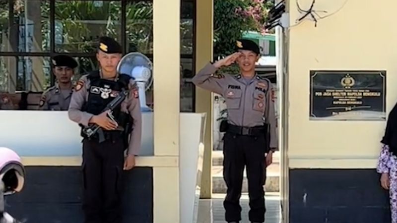 Salah Posisi Hormat, Bintara Petugas Jaga di Pos Penjagaan Langsung Dihukum Komandan Polisi