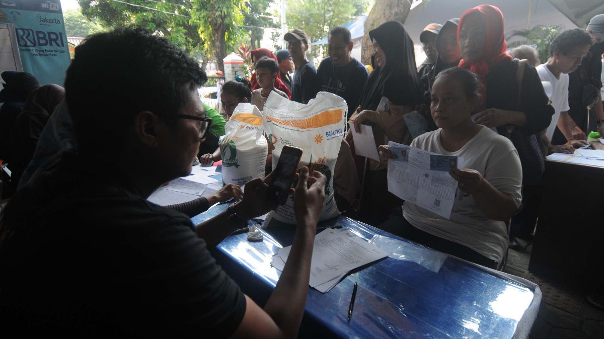 FOTO: Bulog Salurkan Bantuan Pangan Beras 10 Kg untuk 269.000 Keluarga di Jakarta