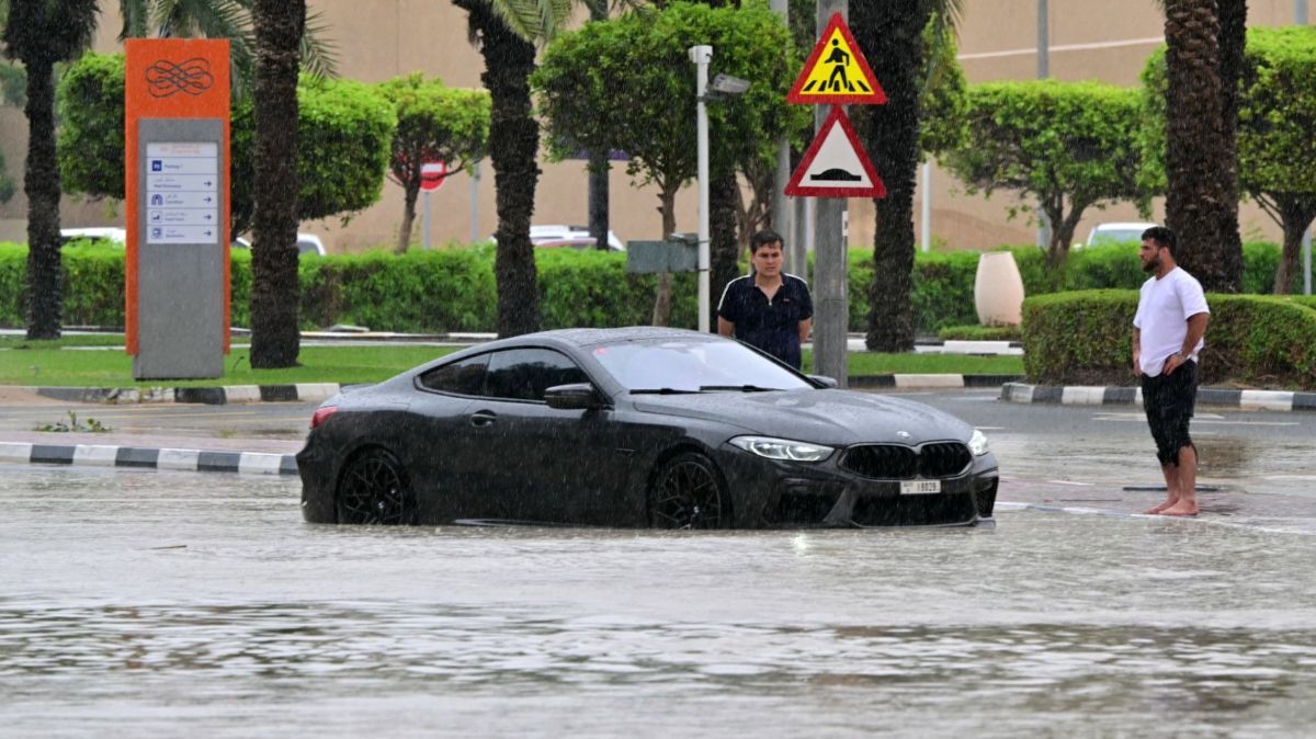 FOTO: Potret Dubai Kembali Dilanda Banjir, Mobil Mahal Terendam hingga Rumah Mewah Dipasang Karung Pasir