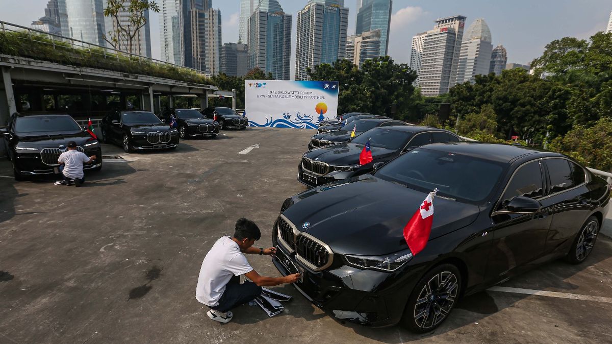 FOTO: BMW Serahkan 51 Mobil Listrik Mewah untuk Delegasi KTT WWF Bali