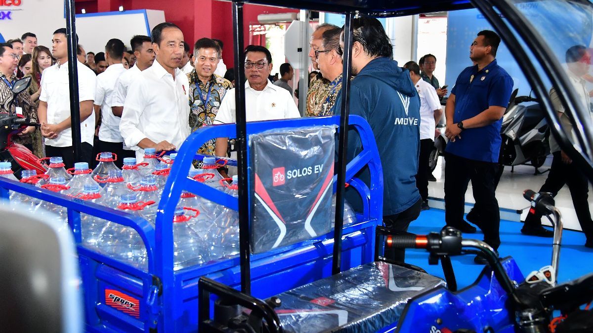 Jokowi Senang Lihat Kendaraan Listrik Menjamur, Pastikan Pabrik Baterai Mobil Listrik Beroperasi Bulan Depan