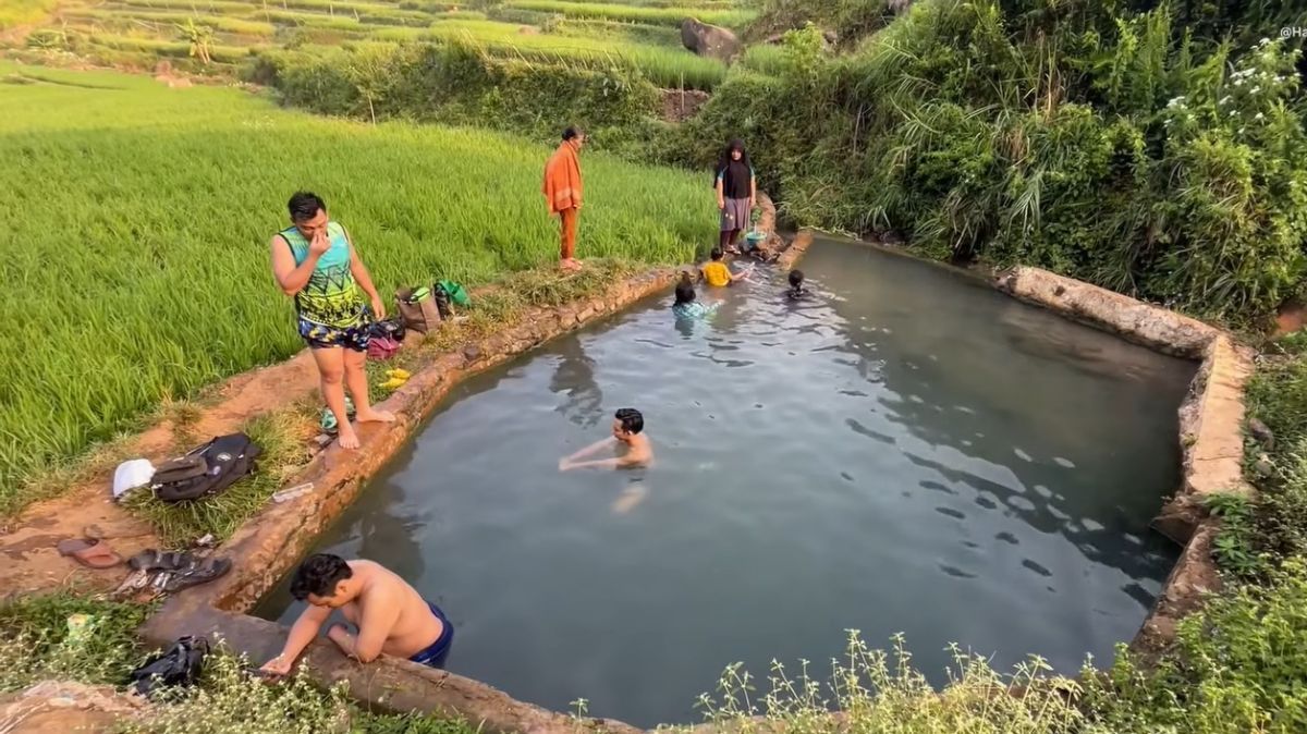 Definisi Healing Paket Komplet, Kolam Air Panas di Bandung Barat Ini Ada di Tengah Sawah Terasering Cantik