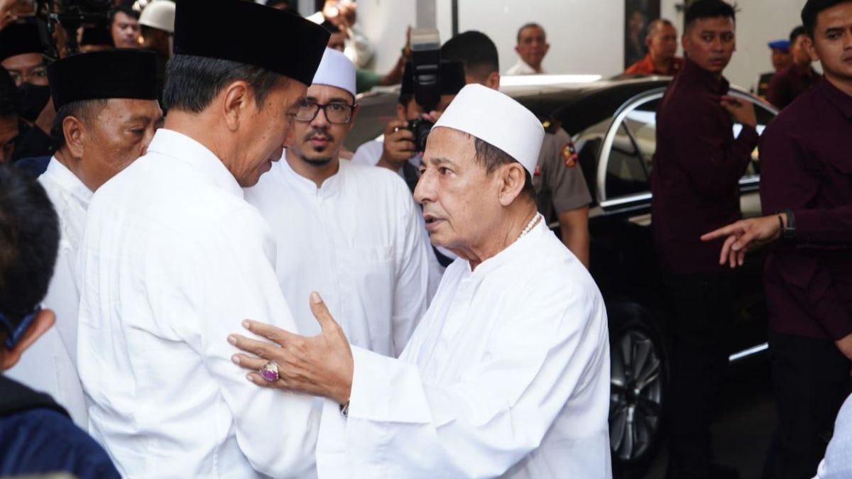 Jokowi Buka Sepatu saat Takziah ke Rumah Habib Luthfi, Adab Dua Menteri Justru jadi Sorotan