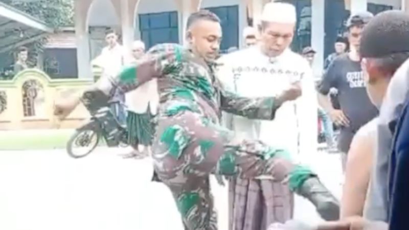 Pria Berseragam Loreng Ngamuk Tendang Kepala Warga Gara-Gara Istrinya Hamil Ketabrak 'Baru Dua Minggu Hamil'