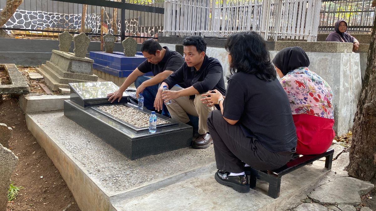 Sebelum Daftar Cagub Jateng Di PDIP, Hendi Nyekar Ke Makam Kedua Orang Tua