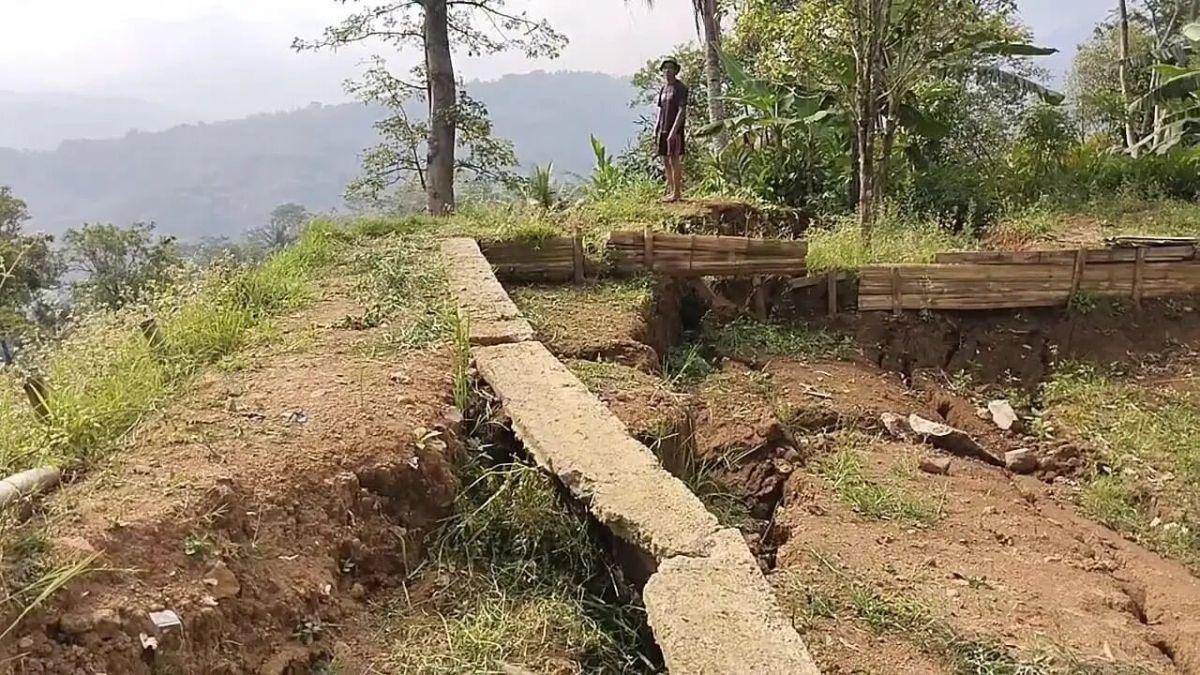 Melihat Desa Sukamulya di Garut yang Alami Pergerakan Tanah Sejak Maret, Retakan Memanjang dengan Kedalaman 12 Meter