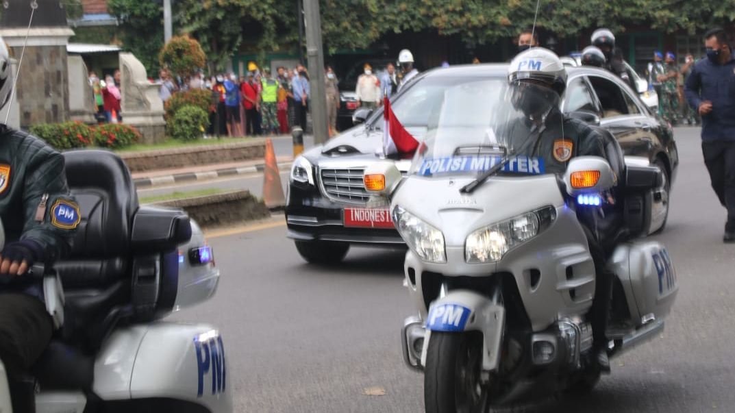 Pria Gagah Berbadan Tegap dan TNI Ramai Datangi Rumah Makan, Suasana 'Tegang' Ternyata Sosok Penting ini yang Makan