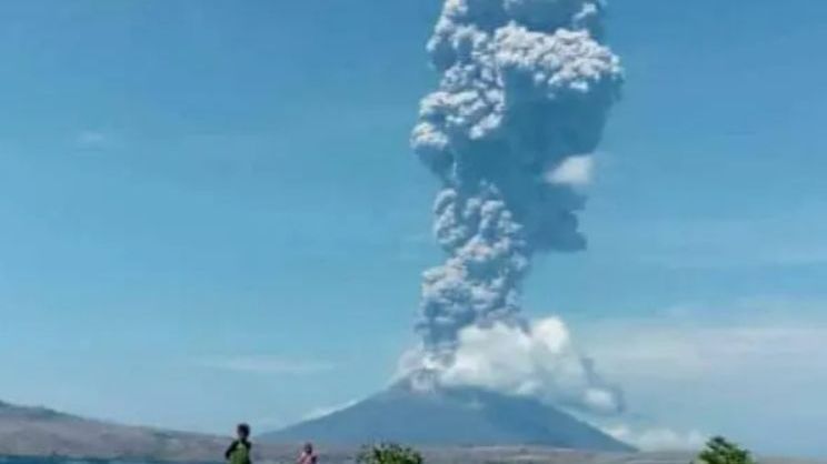 Gunung Marapi Kembali Erupsi Setinggi 2.000 Meter, Masyarakat Diminta Waspada