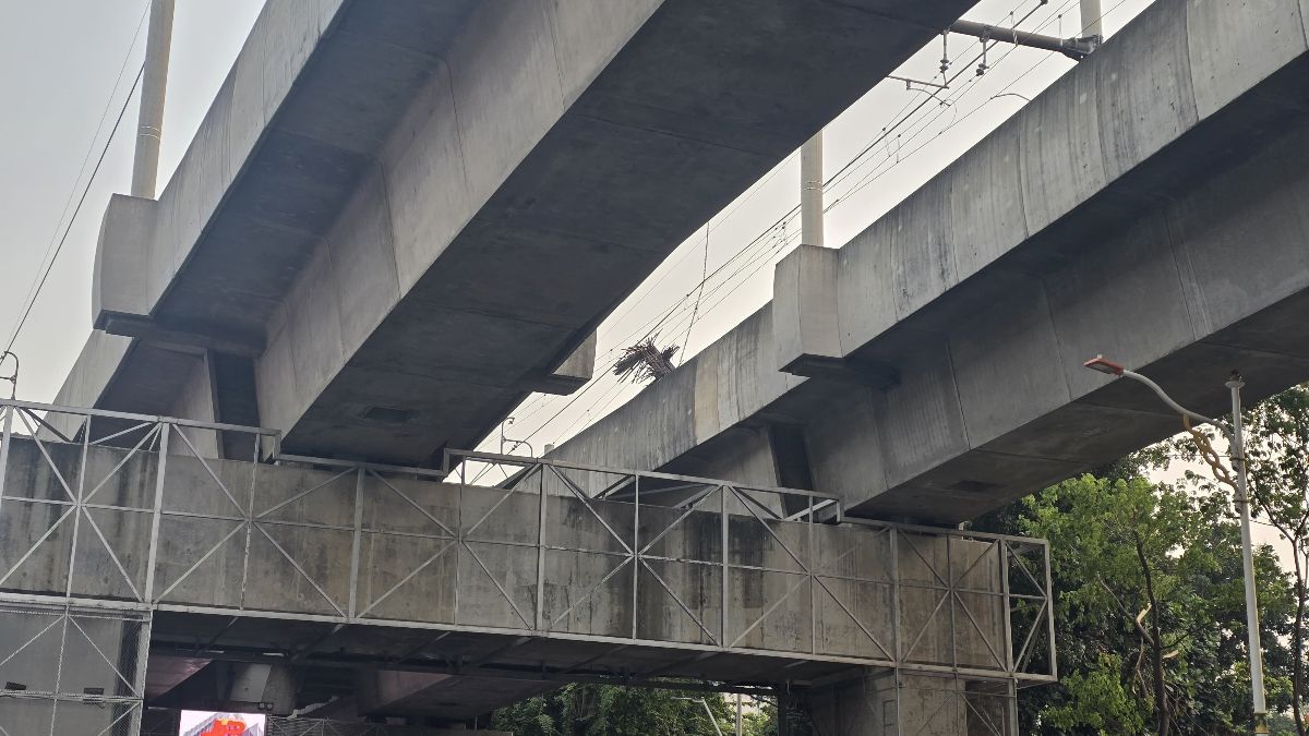 VIDEO: Besi Crane Jatuh Timpa Jalur MRT Dekat Kantor Kejagung, Saksi Sebut Ada Percikan Api