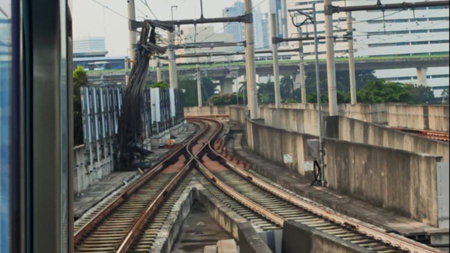 Detik-Detik Menegangkan Besi Crane Jatuh dan Ditabrak MRT, Warga Panik Dengar Hantaman Keras