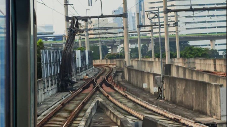 Kronologi Besi Crane Proyek Kejagung Jatuh Lalu Dihantam MRT sampai Muncul Percikan Api