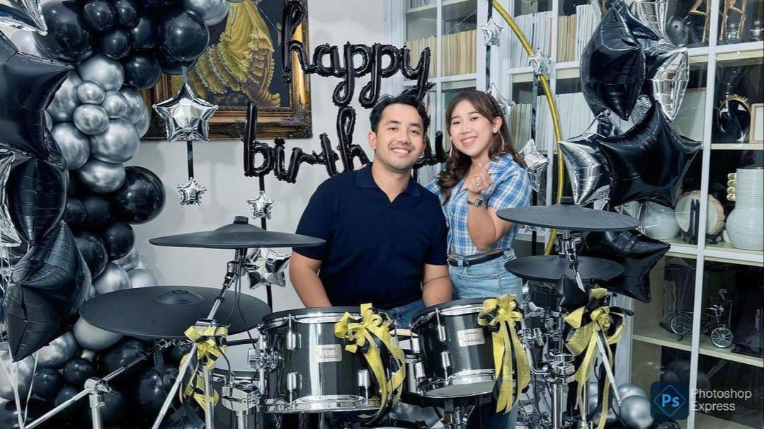 Suami Ultah Ke-32, Potret Kiky Saputri Beri Hadiah Drum Hasil Diskusi Bareng 'Master of Music' Andre Taulany