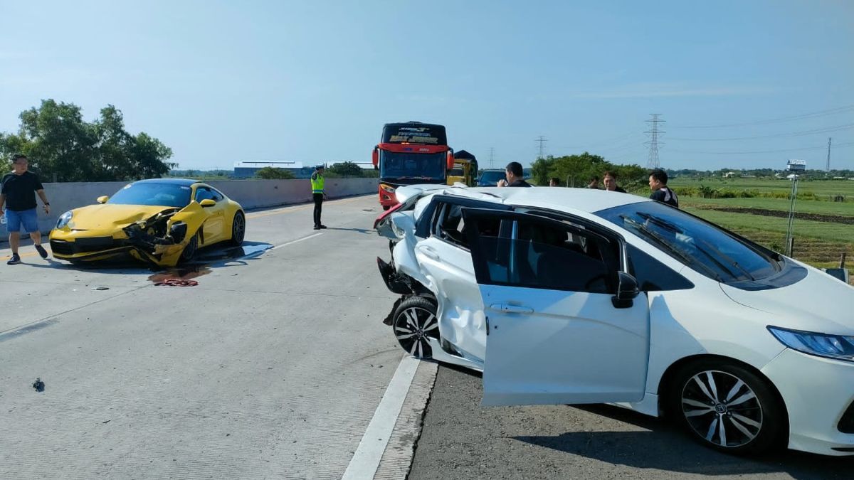 Porsche Ringsek Usai Tabrak Honda Jazz di Tol Kertosono, Ini Penyebabnya