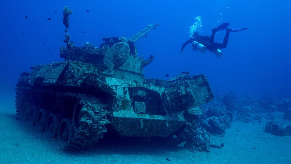 FOTO: Penampakan Museum Militer Bawah Air di Yordania, Ada Tank hingga Helikopter Perang