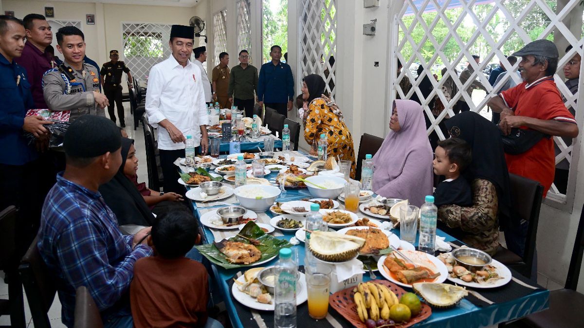 Senyum Warga di Kampar Riau Makan Siang Bareng Presiden Jokowi: Nanti Dibungkus Pak