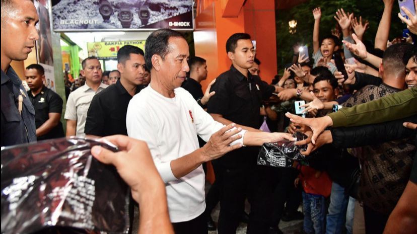 VIDEO: Semringah Jokowi Dapat Kertas Bergambar dari Gadis Kecil, Sempat Kira Minta Tanda Tangan