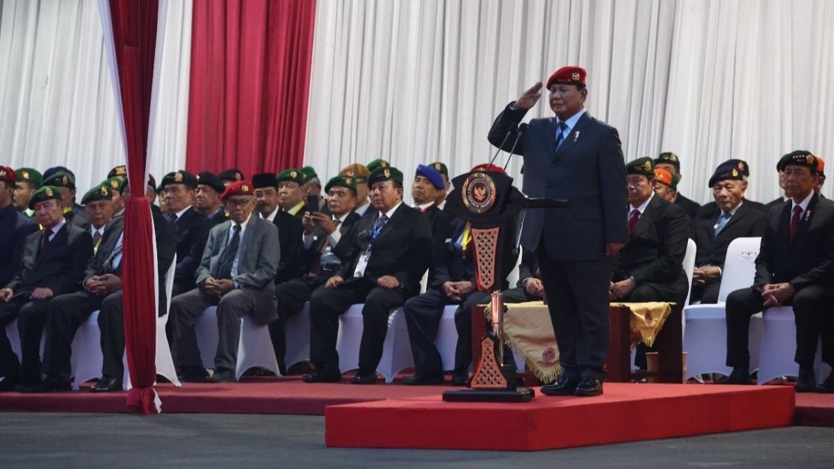 FOTO: Kenakan Baret Merah, Menhan Prabowo Subianto Pimpin Upacara Parade Senja di Kemhan