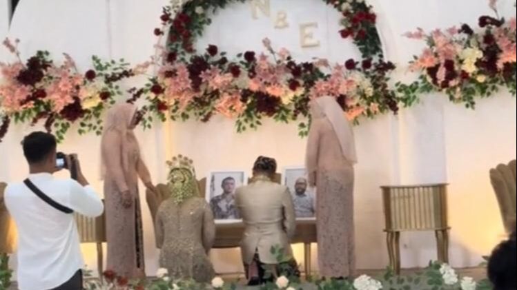 Sang Ayah Sama-sama Telah Tiada, Pasangan Pengantin Ini Menangis Haru 'Sungkem' di Hadapan Foto Almarhum