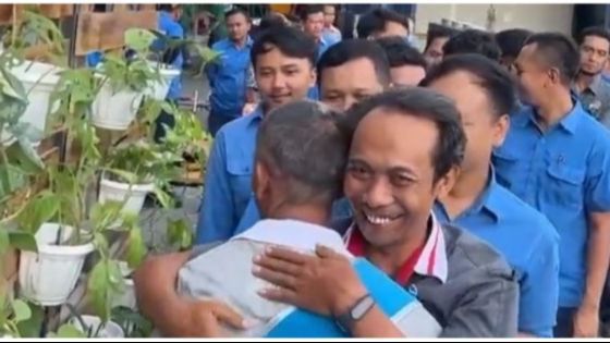 28 Tahun Bekerja dan Kini Pensiun, Bapak OB Ini Dapat Salam Perpisahan Manis dari Rekan Kerjanya, Momennya Jadi Sorotan