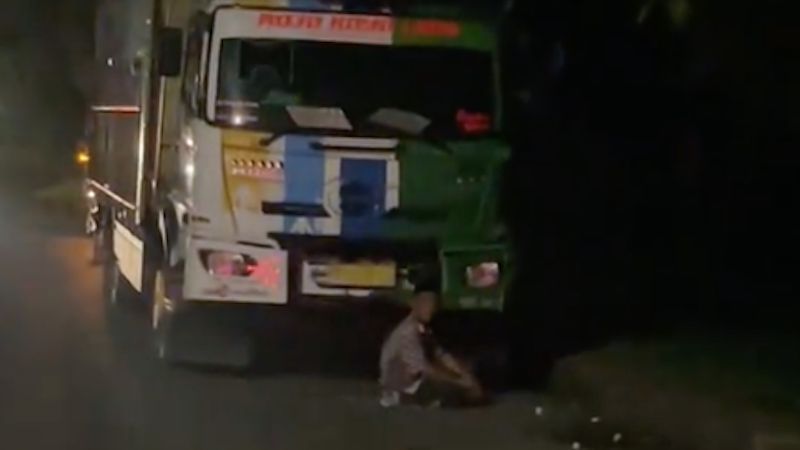 Masya Allah Sopir Truk Rela Berhenti di Pinggir Tol Demi Tunaikan Sholat, Patroli Polisi Lewat Langsung Ambil Tindakan