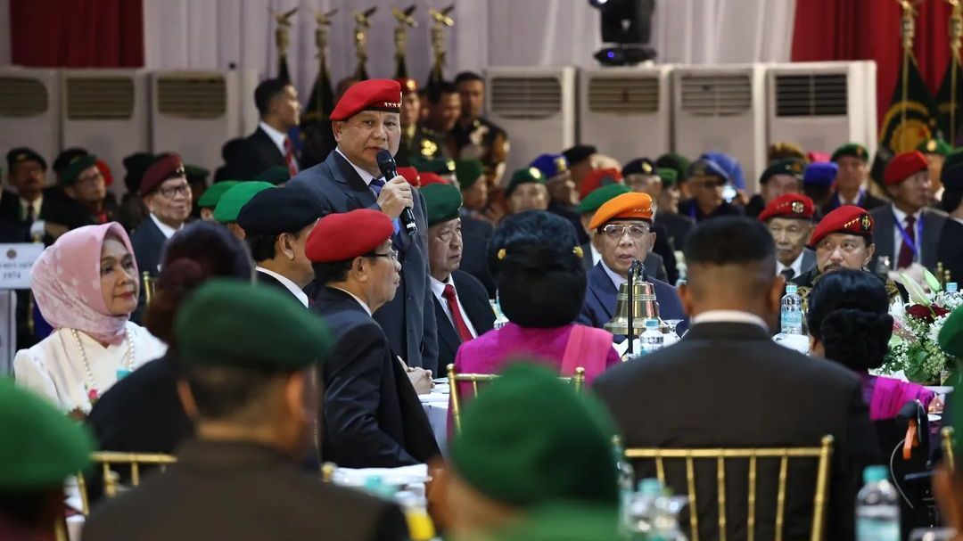 VIDEO: Prabowo Bangga Tepuk Lengan Mahasiswa Anak Petani, Beri Pesan Menyentuh