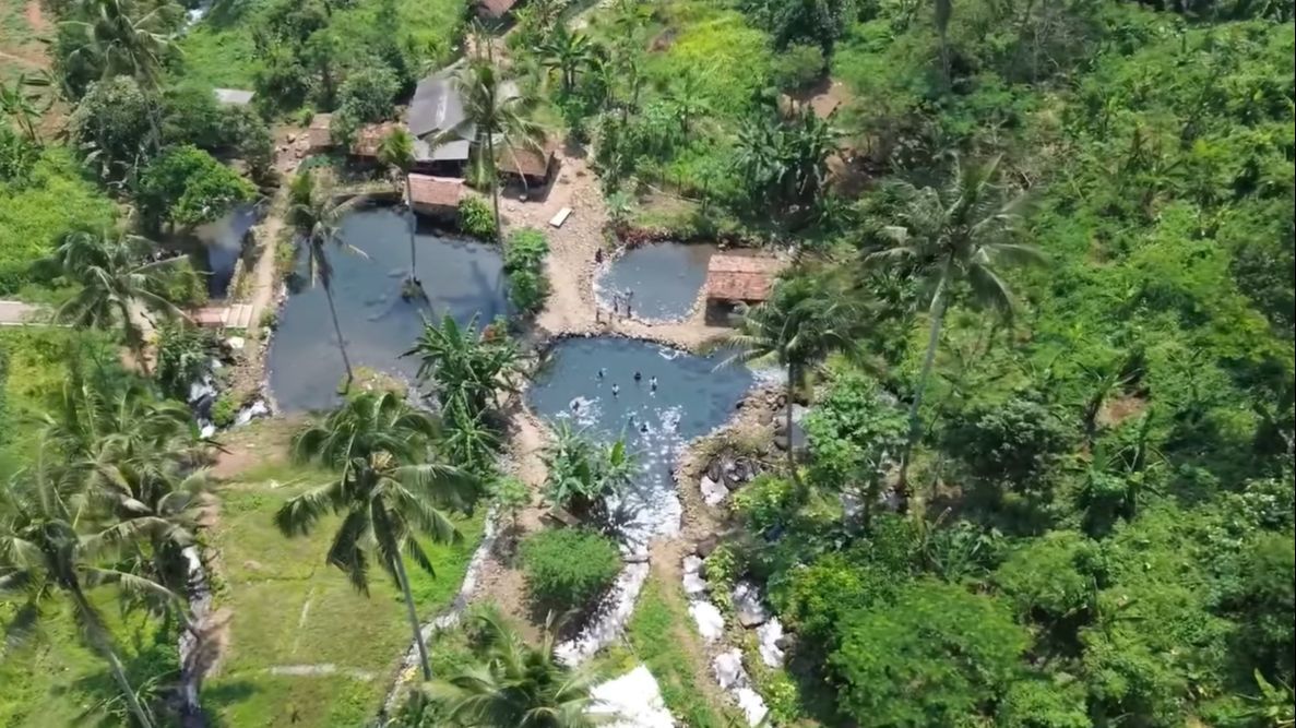 Ada Kolam Alami di Tengah Sawah Subang, Air Jernihnya Curi Perhatian