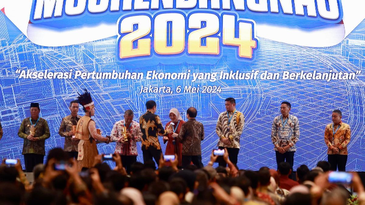 Presiden Jokowi Serahkan Penghargaan Pembangunan Daerah ke Bupati Banyuwangi