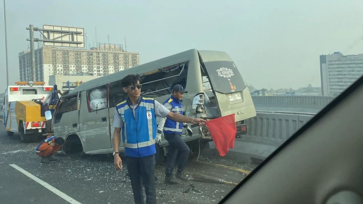 Viral Fortuner Pelat Polri Ngebut di Tol MBZ lalu Tabrak Mobil Elf Sampai Ringsek, Ini Kata Polisi