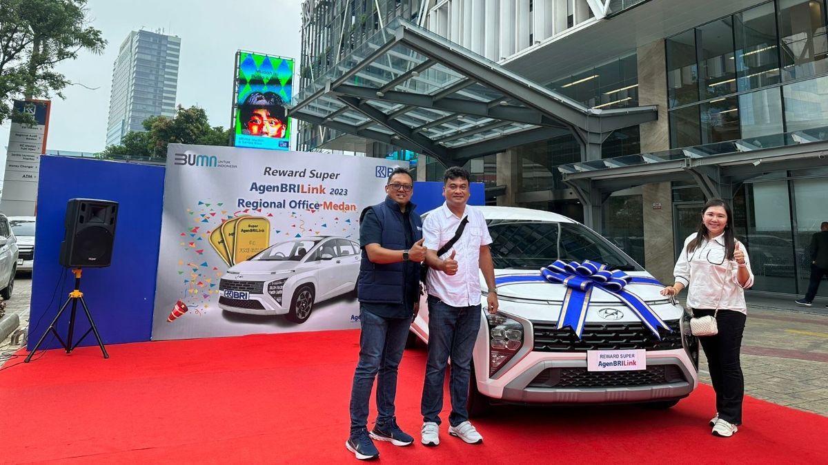 Beri Apresiasi, BRI Serahkan Mobil & Logam Mulia pada Pemenang Program Super AgenBRILink