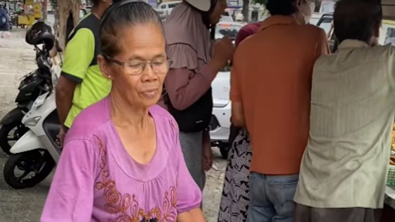 Ibu ini Sukses Jualan Gorengan Omzet Rp60 Juta, Banyak yang Iri Gerobaknya Sampai Diberi Sabun Mandi Mayat