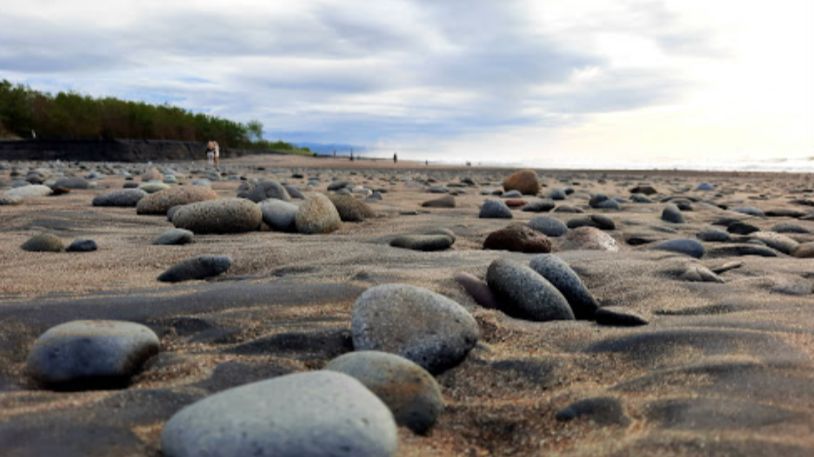 Teduh dan Bikin Betah, Ini Pesona Keindahan Pantai Cemara Cipanglay di Cianjur yang Lagi Viral