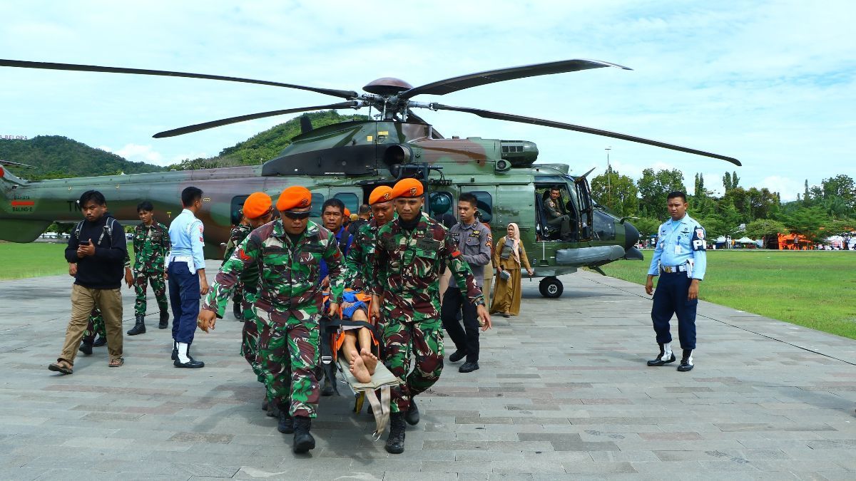 Potret Helikopter Caracal H-225M TNI AU Evakuasi Lansia dan Anak-Anak Terisolir Banjir di Sulsel