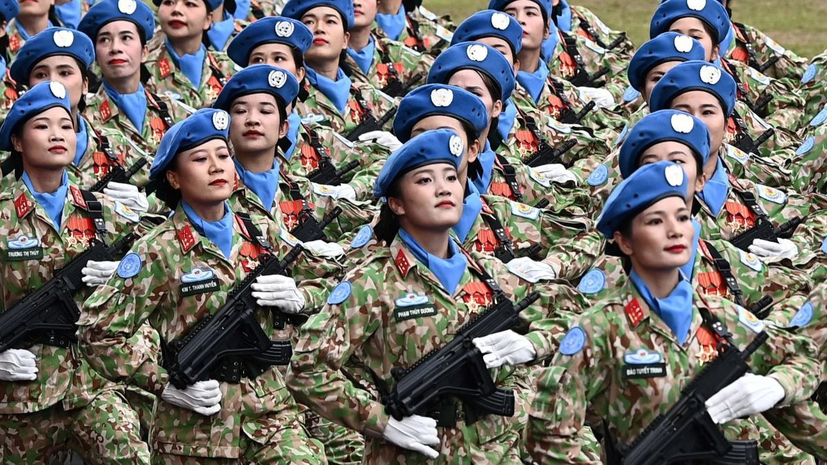 FOTO: Cantik dan Sangar, Ini Potret Tentara Wanita Vietnam Bersenjata Laras Panjang Saat Peringatan Penaklukan Prancis