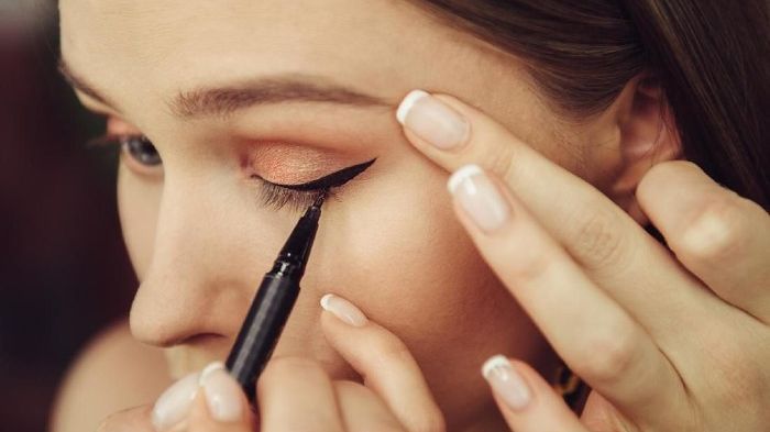 Benarkah Eyeliner Waterproof Tahan Terhadap Air? Ini Cara Memilih Produk yang Tepat