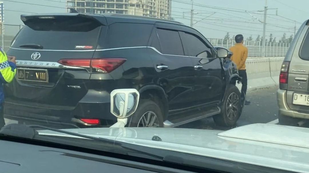 VIDEO: Kronologi Fortuner Pelat Polisi Tabrak Minibus di Tol MBZ, Mendadak Ganti Nopol Sipil