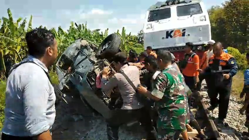 Kronologi Mobil Pengasuh Ponpes Sidogiri Tertabrak Kereta di Pasuruan, 4 Orang Tewas